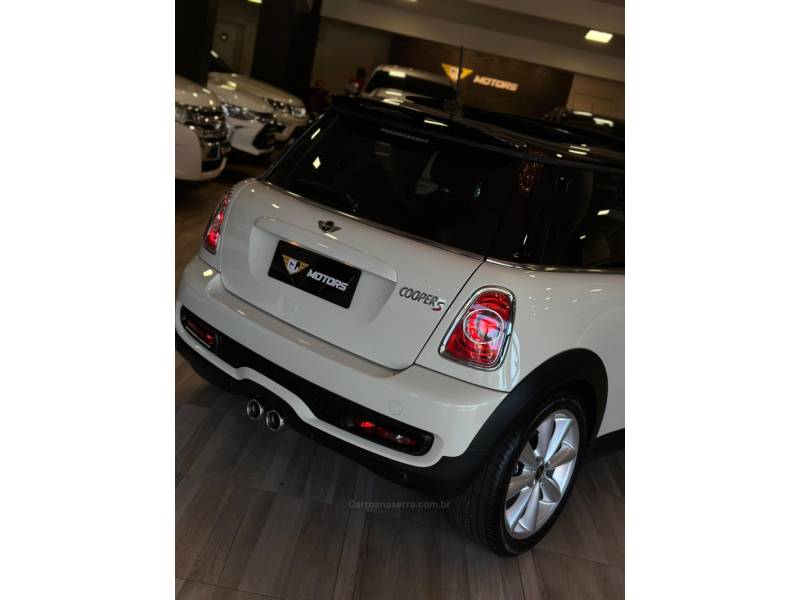 MINI - COOPER - 2010/2011 - Branca - R$ 77.900,00