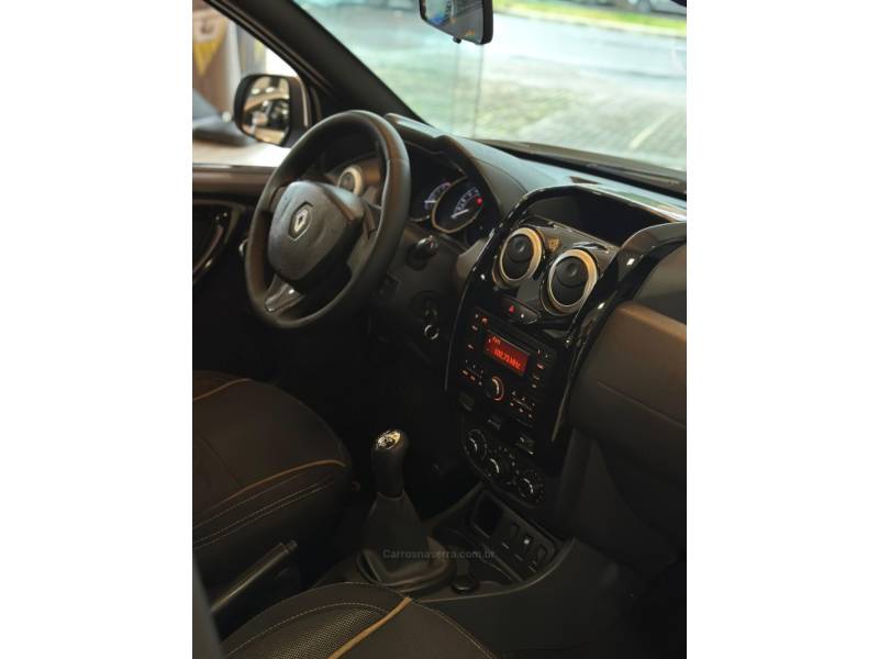 RENAULT - DUSTER - 2017/2018 - Branca - R$ 70.900,00