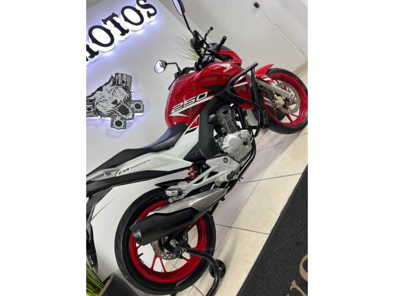 HONDA - CB 250F TWISTER - 2022/2022 - Vermelha - R$ 22.900,00