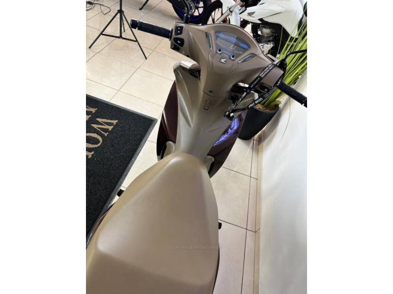 HONDA - BIZ 125 - 2021/2021 - Marrom - R$ 15.900,00