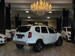 RENAULT - DUSTER - 2017/2018 - Branca - R$ 70.900,00