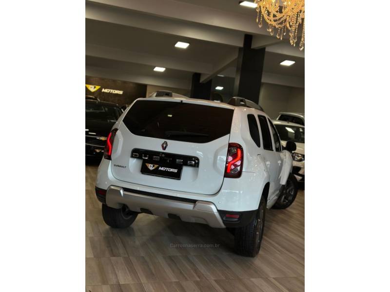 RENAULT - DUSTER - 2017/2018 - Branca - R$ 70.900,00