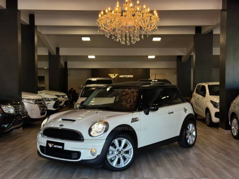 MINI - COOPER - 2010/2011 - Branca - R$ 77.900,00