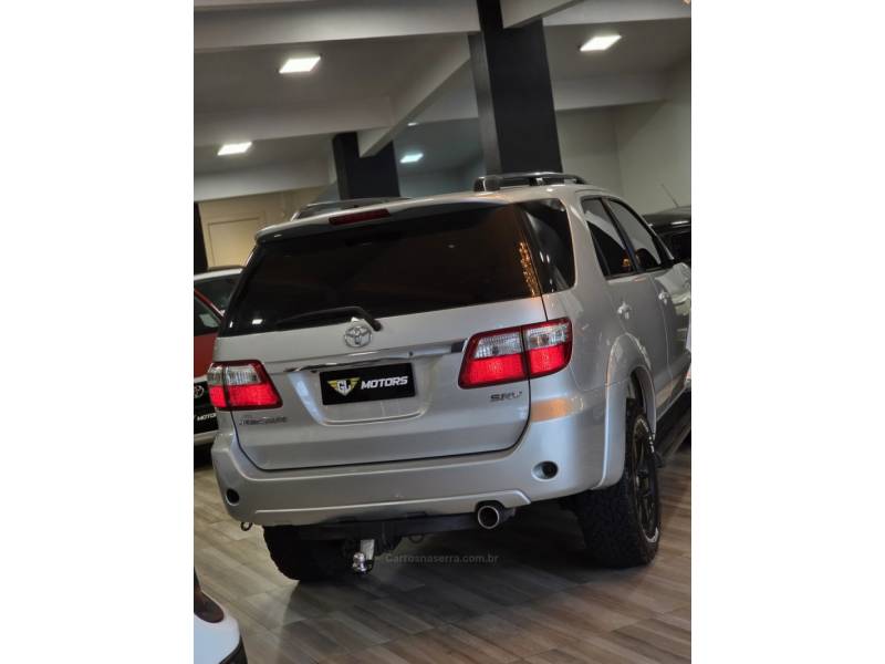 TOYOTA - HILUX SW4 - 2008/2009 - Prata - R$ 119.900,00