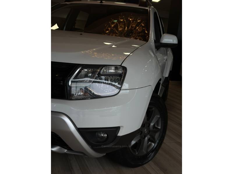 RENAULT - DUSTER - 2017/2018 - Branca - R$ 70.900,00