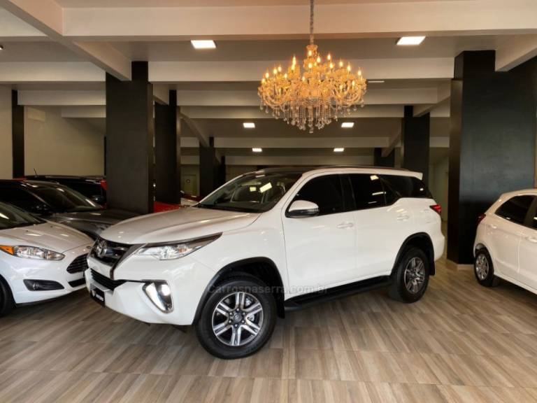 TOYOTA - HILUX SW4 - 2019/2020 - Branca - R$ 209.900,00