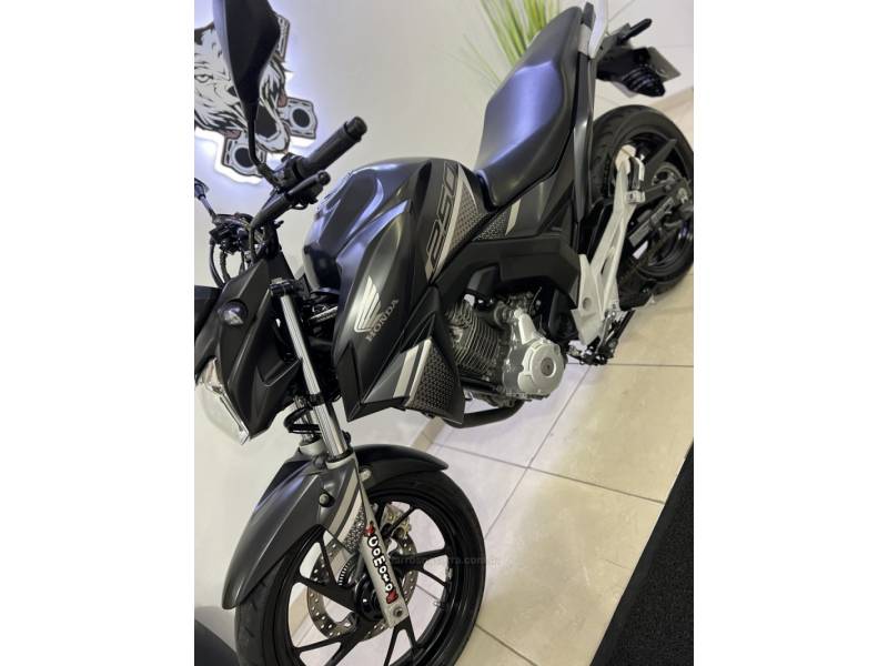 HONDA - CB 250F TWISTER - 2022/2022 - Cinza - R$ 21.900,00