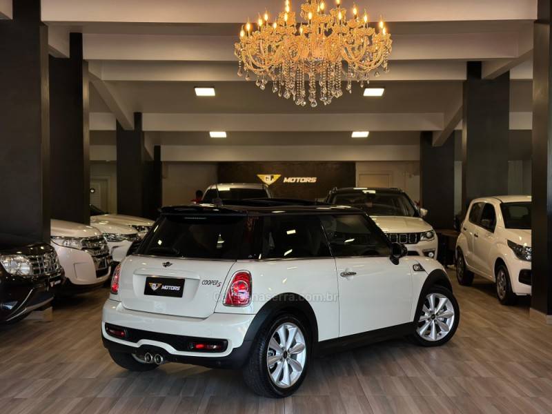 MINI - COOPER - 2010/2011 - Branca - R$ 77.900,00