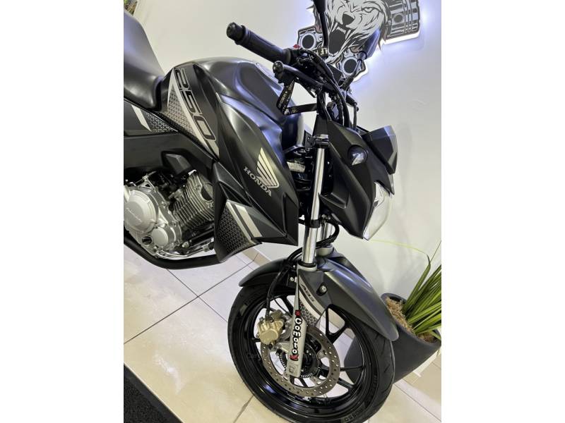 HONDA - CB 250F TWISTER - 2022/2022 - Cinza - R$ 21.900,00