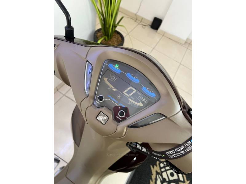 HONDA - BIZ 125 - 2021/2021 - Marrom - R$ 15.900,00